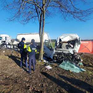 Miejsce wypadku drogowego na krajowej 74 pomiędzy Paradyżem, aSOlcem. Rozbite samochody, pracujący policjanci,