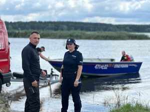 Policjantka i strażacy na łódce