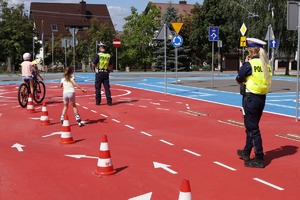 policjanci z dziećmi podczas zajęć w miasteczku ruchu drogowego w Opocznie.