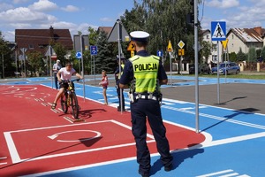 policjanci z dziećmi podczas zajęć w miasteczku ruchu drogowego w Opocznie.