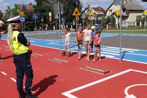 policjanci z dziećmi podczas zajęć w miasteczku ruchu drogowego w Opocznie.