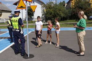 policjanci z dziećmi podczas zajęć w miasteczku ruchu drogowego w Opocznie.