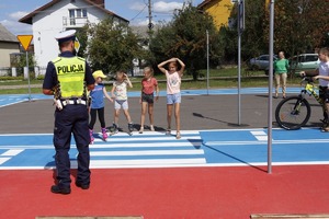 policjanci z dziećmi podczas zajęć w miasteczku ruchu drogowego w Opocznie.