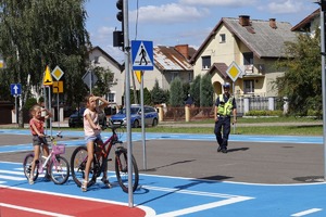 policjanci z dziećmi podczas zajęć w miasteczku ruchu drogowego w Opocznie.