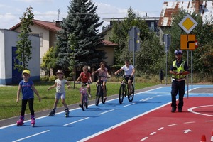 policjanci z dziećmi podczas zajęć w miasteczku ruchu drogowego w Opocznie.