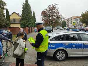 policjanci rozdają odblaski