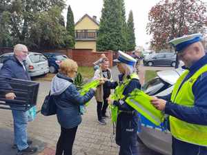 policjanci rozdają odblaski