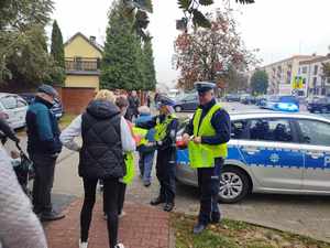 policjanci rozdają odblaski