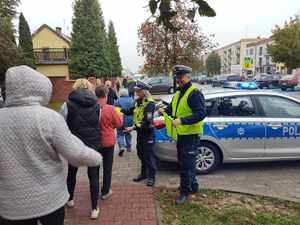 policjanci rozdają odblaski