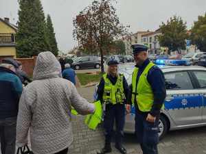 policjanci rozdają odblaski