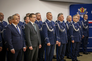 uroczysta zbiórka , ślubowanie policjantów, policjanci stoją obok siebie