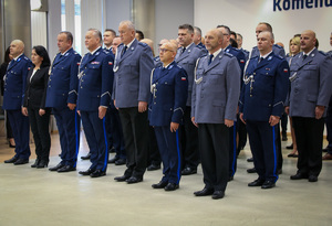 uroczysta zbiórka , ślubowanie policjantów, policjanci stoją obok siebie