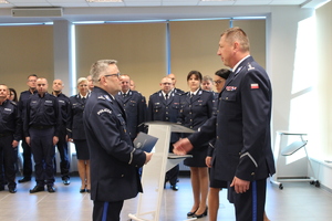 policjanci stoją w sali w mundurach, uroczysta zbiórka, stoją w rzędzie,