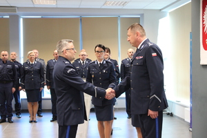 policjanci stoją w sali w mundurach, uroczysta zbiórka, stoją w rzędzie,