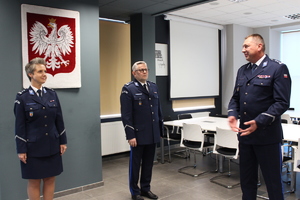 policjanci stoją w sali w mundurach, uroczysta zbiórka, stoją w rzędzie,