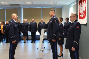 policjanci stoją w sali w mundurach, uroczysta zbiórka, stoją w rzędzie,