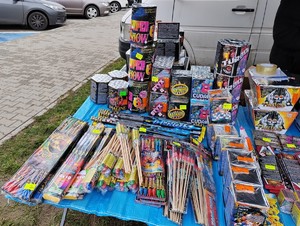 stoisko z fajerwerkami.