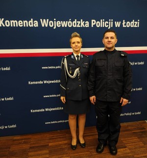 policjant i policjantka w mundurach.