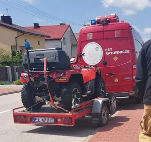 quad na lawecie, wóz strażacki.