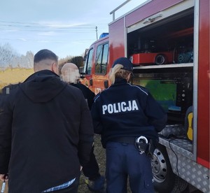 wóz strażacki, policjantka, dwóch mężczyzn, monitor.