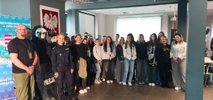 grupa dzieci i policjanci stoją w sali.