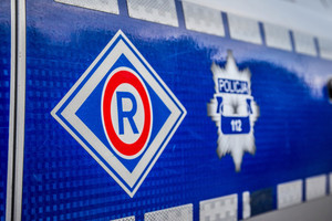 logo policji, litera R, na niebieskim tle.