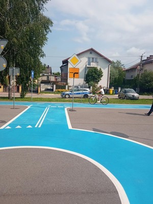 dziecko jedzie rowerem na torze jazdy.