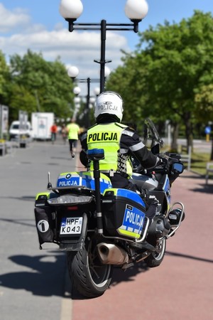 policjant na służbowym motocyklu.