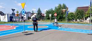 dzieci na placu manewrowym, policjant.