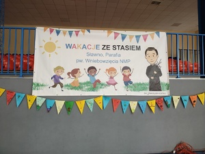 plakat z napisem wakacje ze stasiem.
