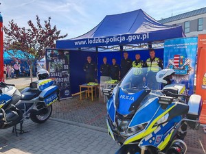 dwa motocykle policyjne oraz funkcjonariusze.