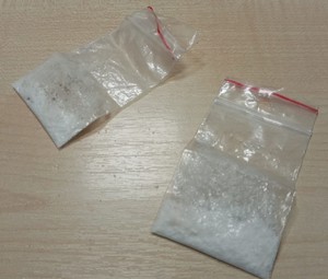 dwa foliowe woreczki z zawartością białego proszku.