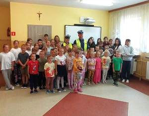dzieci i policjanci stoją w klasie lekcyjnej.