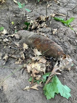 zardzewiały pocisk leży w ziemi.