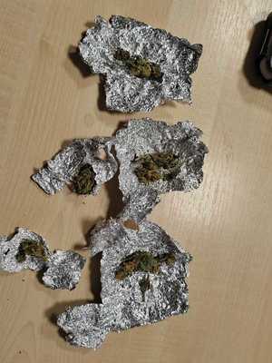 kilka kawałków folii aluminiowej z suszem roślinnym.