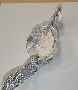 biały proszek w foli aluminiowej.