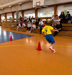 chłopiec biegnie na sali gimnastycznej.