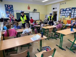 policjantka w klasie z dziećmi.