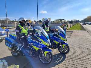 dwóch funkcjonariuszy policji na motocyklach służbowych w rejonie cmentarza