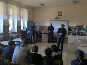 policjantka i dwóch policjantów w klasie lekcyjnej, dzieci.