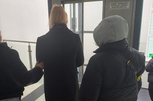 kobiety trzymają kobietę za ręce,