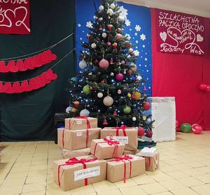 choinka, prezenty przed choinką.