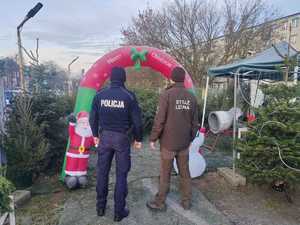 policjant i strażnik leśny, ozdoby świąteczne, drzewka.