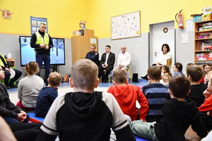 policjanci rozmawiają z dziećmi, trzy osoby dorosłe.