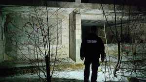 policjant, budynek, bez okien i drzwi w stanie surowym, śnieg.