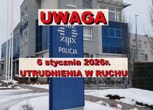 budynek komendy policji, napis uwaga utrudnienia w ruchu 6 stycznia 2026 roku.