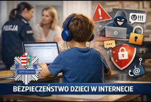 dziecko siedzi przed ekranem monitora, w tle policjantka z kobietą, logo policji z napisem KPP Opoczno.