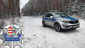 Radiowóz policji w zimowej scenerii.