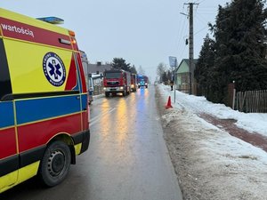 Na zdjęciach widoczna karetka, policyjny radiowóz, wozy strażackie oraz biały samochód który uczestniczył w kolizji drogowej.