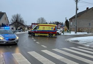 Na zdjęciach widoczna karetka, policyjny radiowóz, wozy strażackie oraz biały samochód który uczestniczył w kolizji drogowej.
